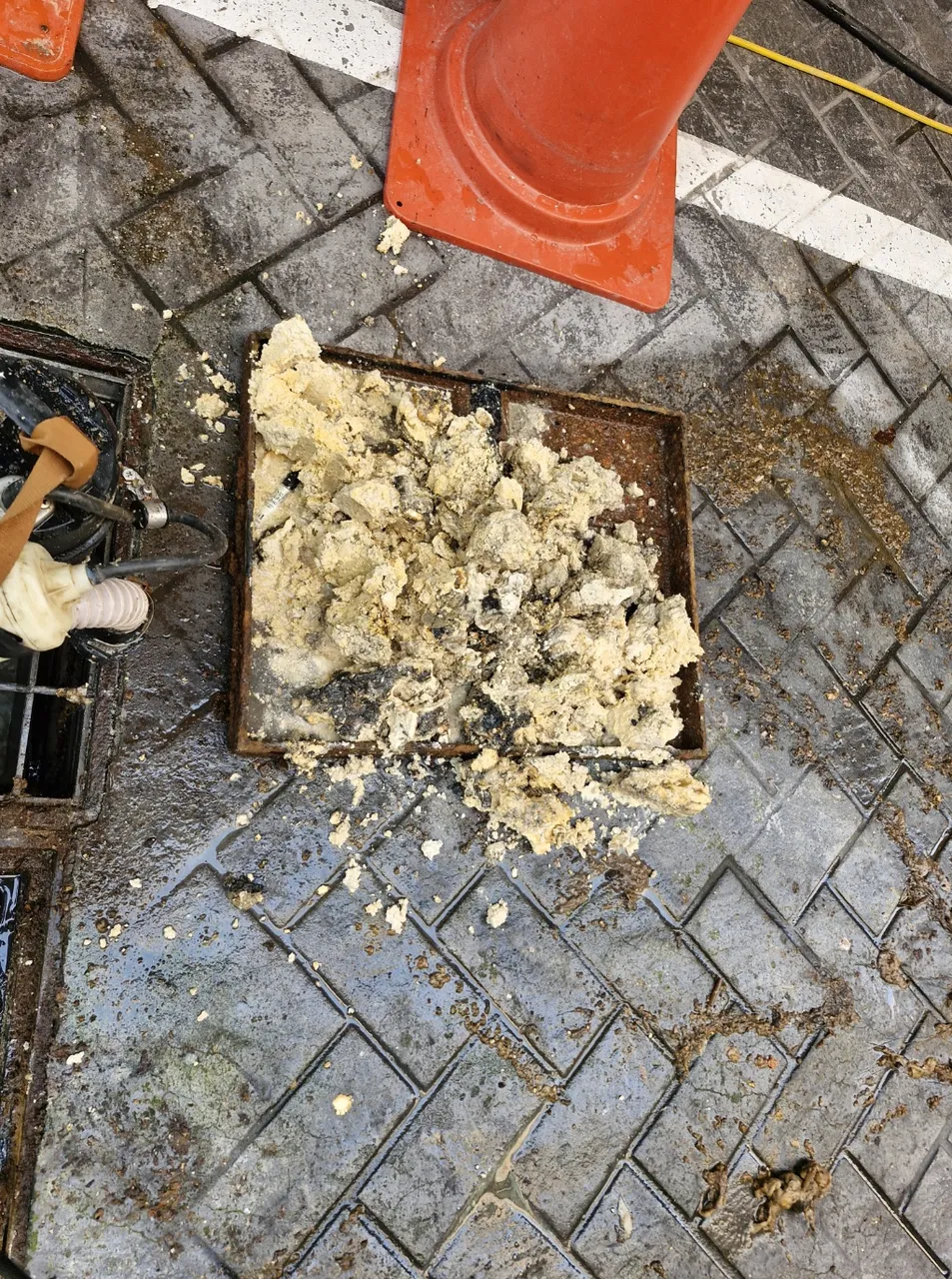 부평구 하수구고압세척 배수·배관 문제 원인을 점검하는 실제 작업 사진