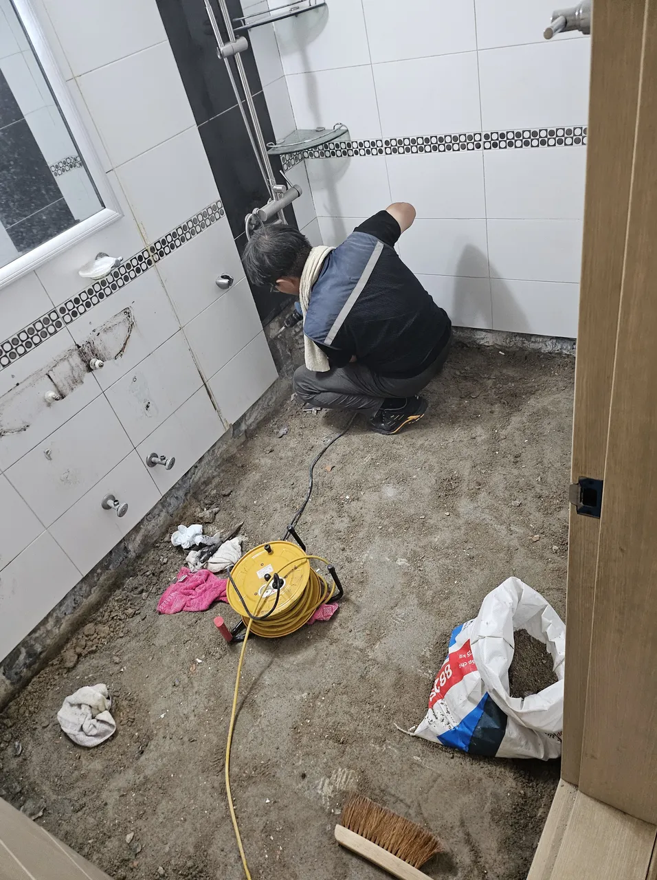 안산시 누수탐지 현장 배관 상태를 확인하는 작업 사진