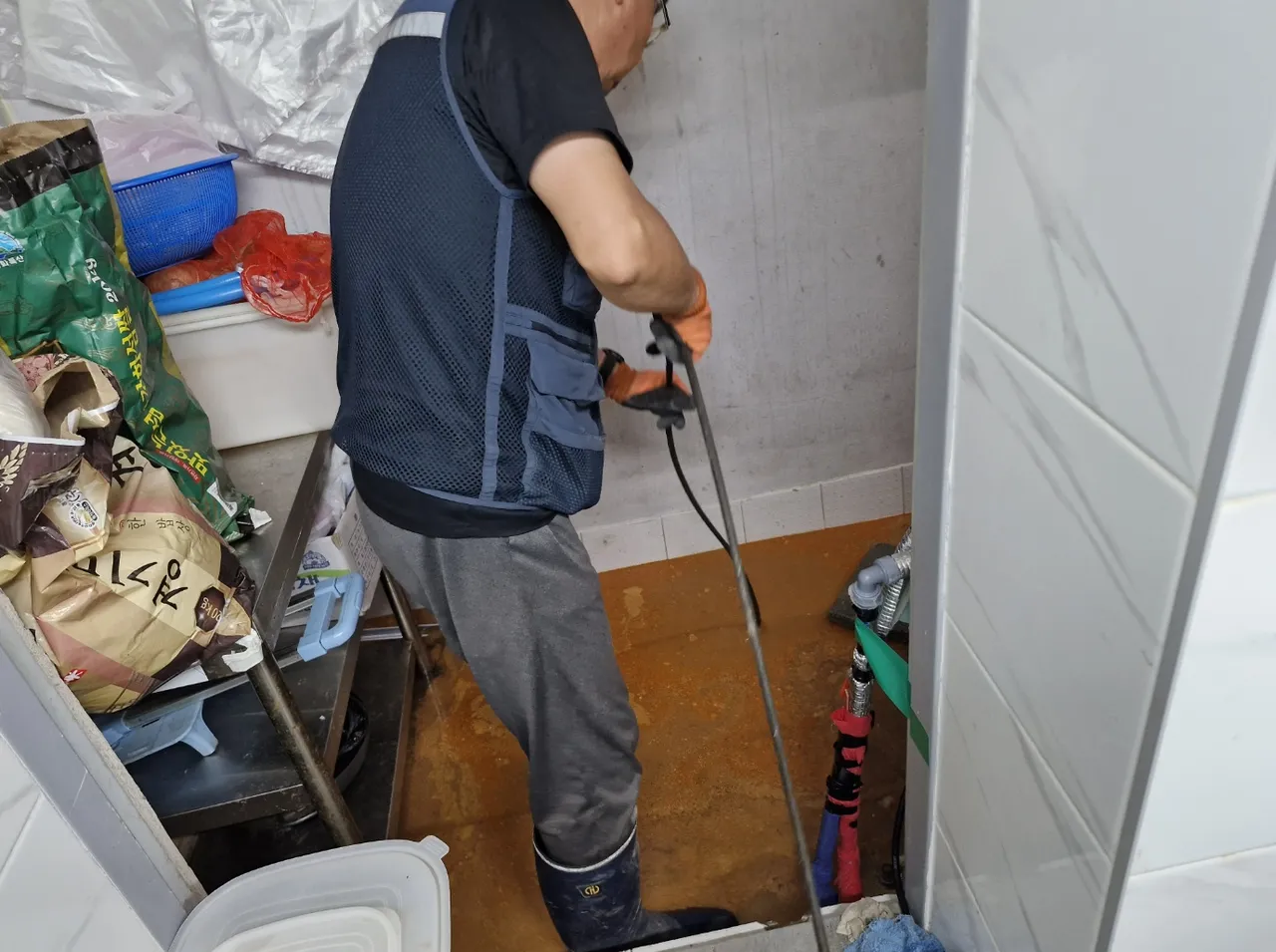성남시 배관공사 배관 내부 상태와 문제 구간을 확인하는 현장 사진