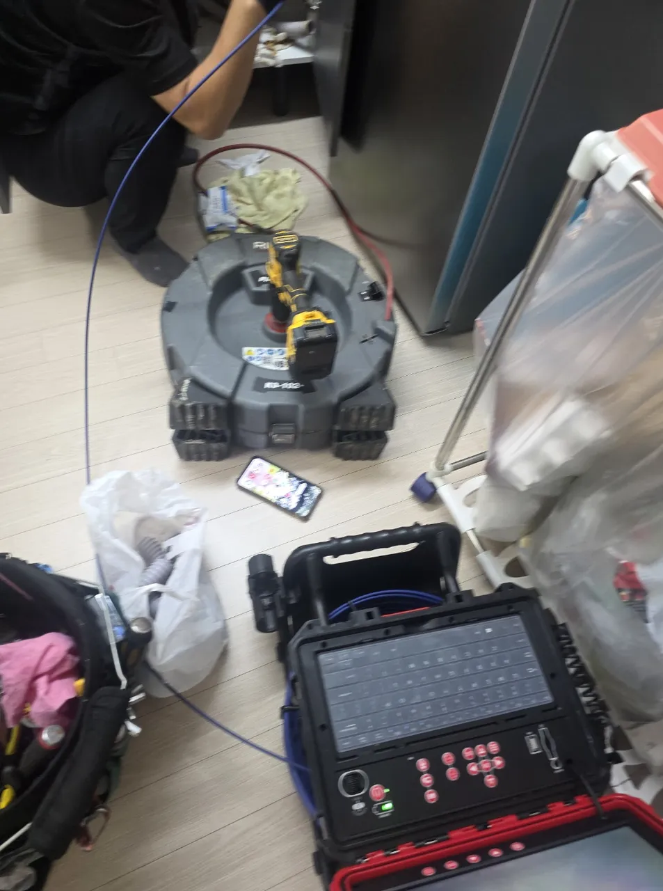안산시 싱크대막힘 현장 배관 상태를 확인하는 작업 사진
