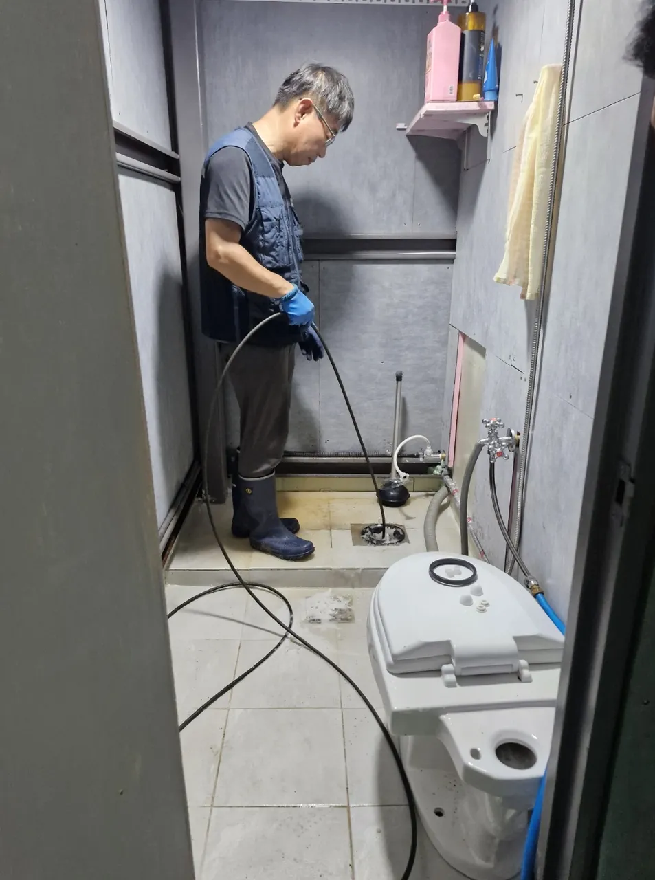 변기막힘 배관 내부 상태와 문제 구간을 확인하는 현장 사진