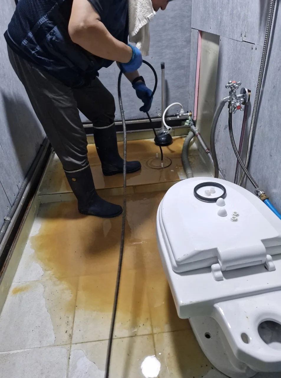 변기막힘 현장 배관 상태를 확인하는 작업 사진
