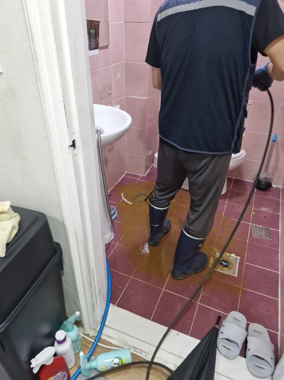 제천시 변기막힘 배수·배관 문제 원인을 점검하는 실제 작업 사진