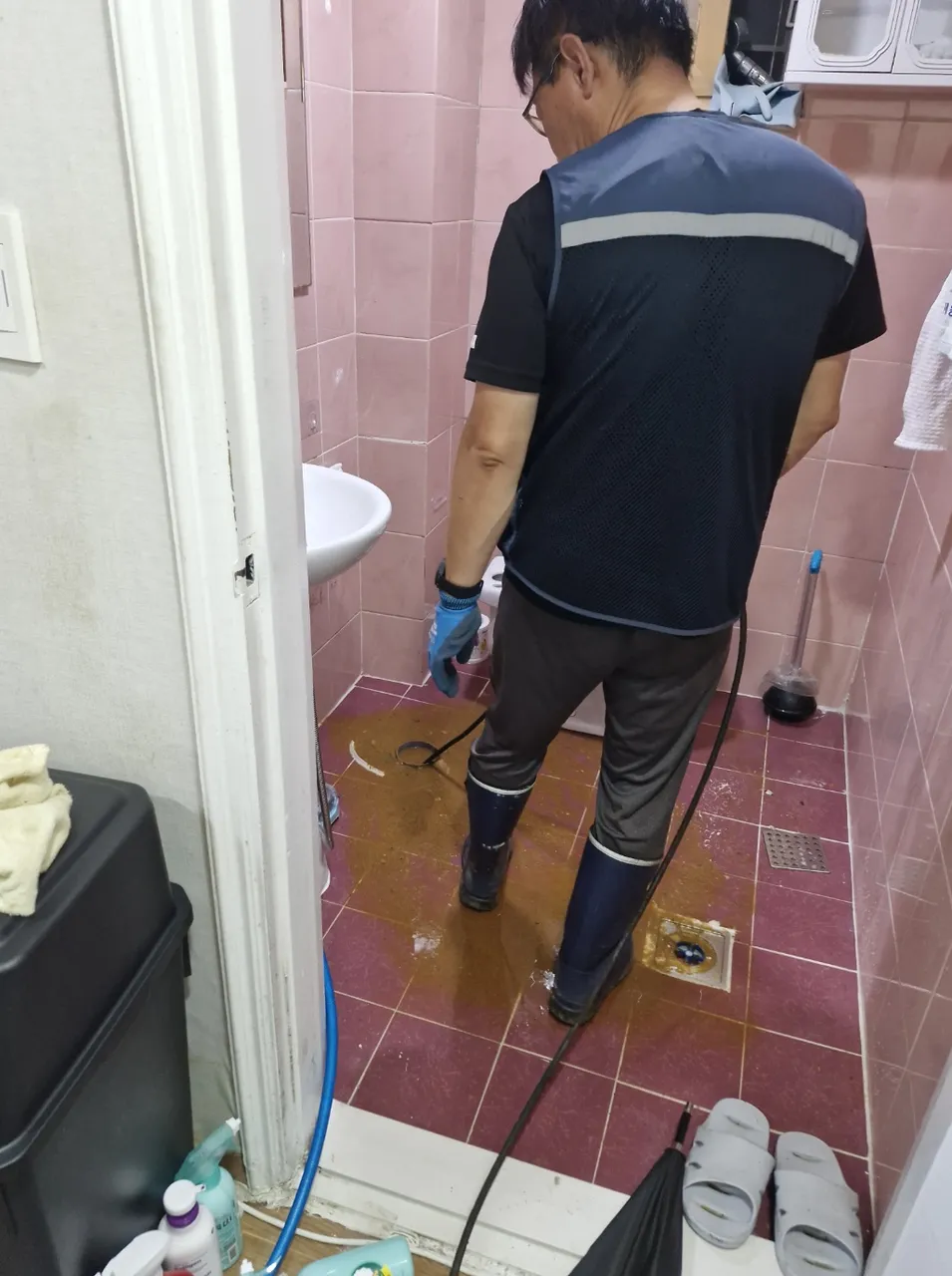 안산시 변기막힘 배수·배관 문제 원인을 점검하는 실제 작업 사진