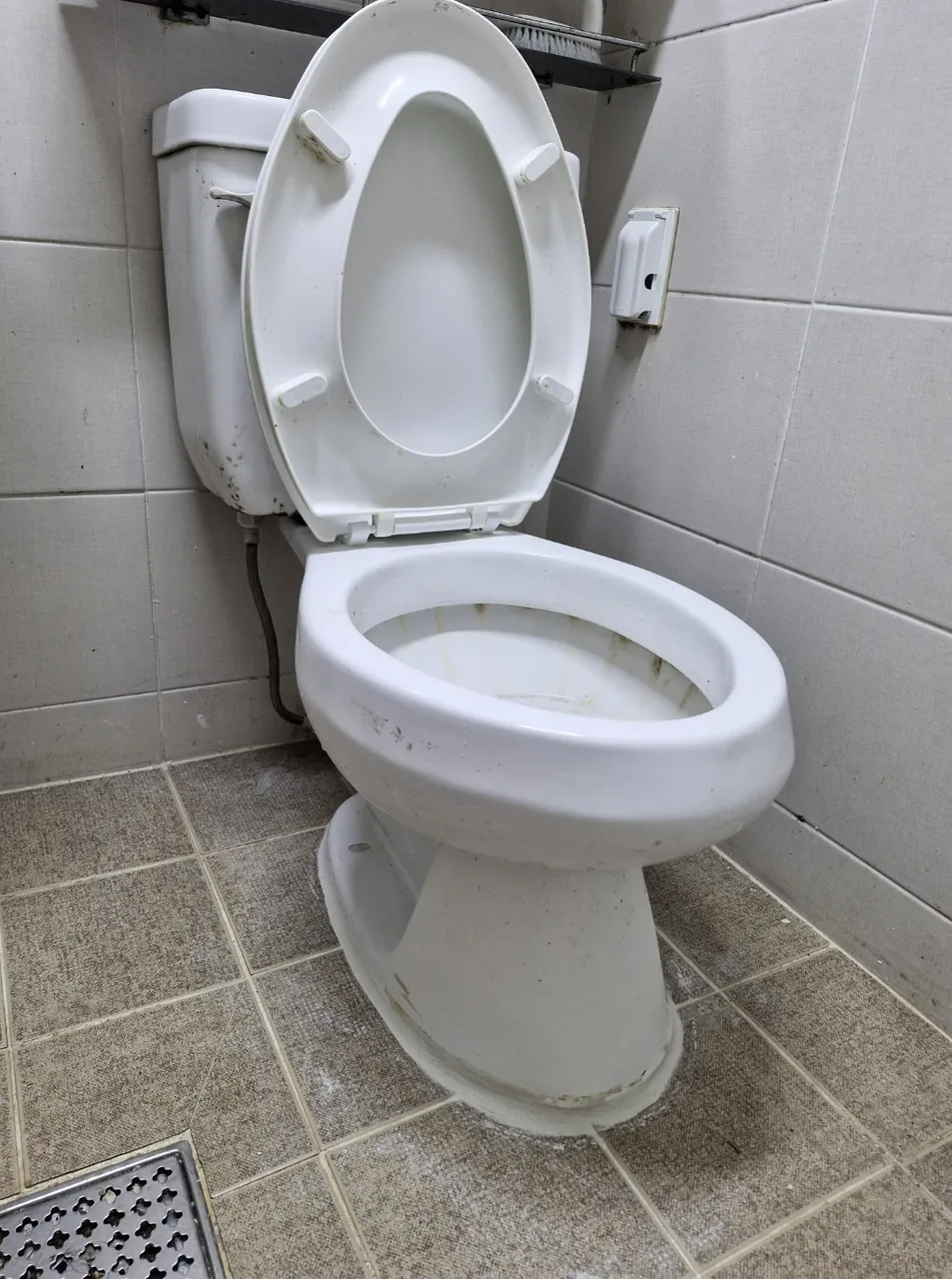 안산시 변기막힘 배관 내부 상태와 문제 구간을 확인하는 현장 사진